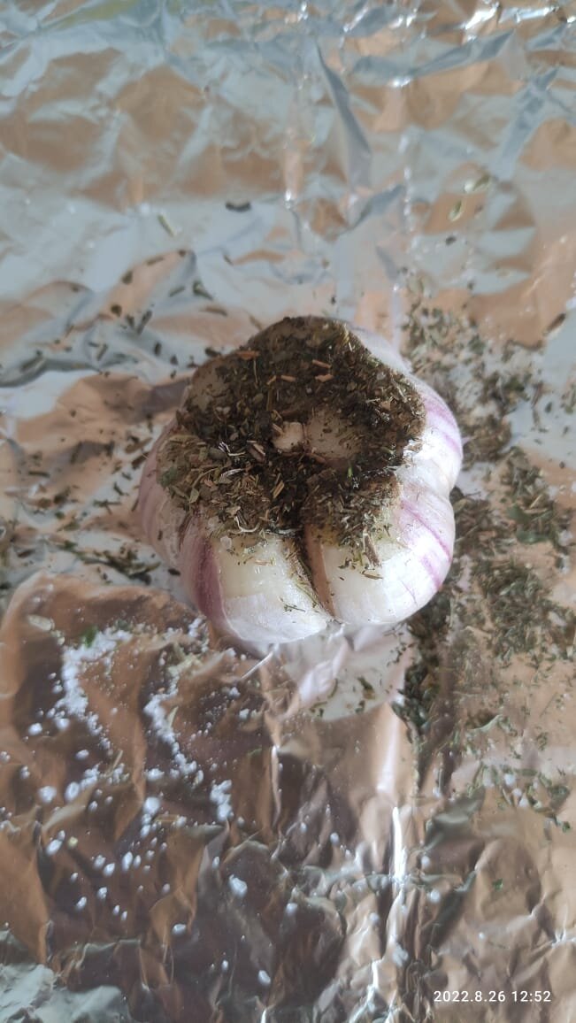 Посыпаем чеснок ароматными специями, солью и маслом