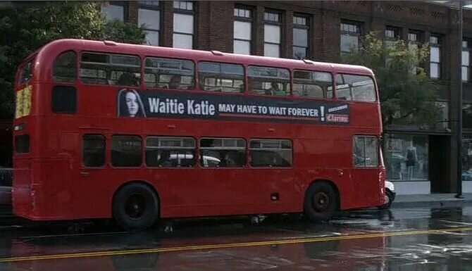 Фотография лондонского автобуса с изображением Кейт Миддлтон и надписью "Ждушка Кейт. Возможно будет ждать вечно". Это прозвище она получила из-за того что ждала свадьбу с Уильямом 10 лет.