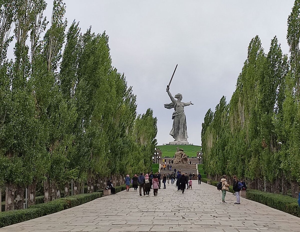 Поднимаемся. По стрелочке - фото города сверху