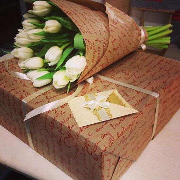 Как красиво запаковать тюльпаны. Упаковка для цветов. Упаковка цветов в бумагу. Бумажная упаковка для цветов. Крафт упаковка для цветов.