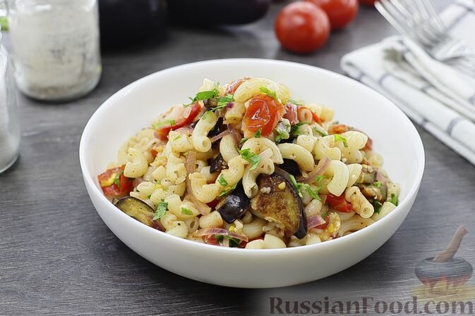 макароны, баклажан, помидоры, лук репчатый, чеснок, брынза, зелень петрушки, травы сухие итальянские, соль, перец чёрный молотый, масло растительное