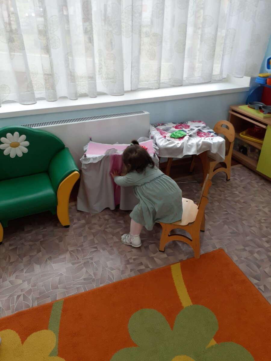 Анечка укладывает спать свою лялю