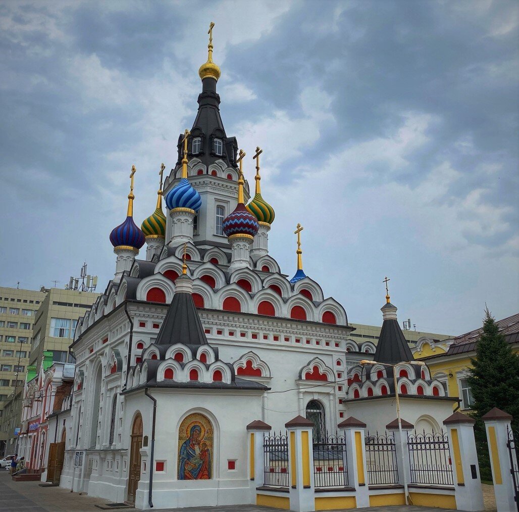 Храм Иконы Божией Матери "Утоли Моя Печали".  
Построена в 1904-1906г. Храм, как и многие по всей России, не использовался по назначению раньше на том месте был открыт планетарий. В 2006-2008 году была реставрация внешнего облика храма. Будете гулять по проспекту Кирова, идите в сторону Волги. Внутри храм небольшой, но снаружи очень красивый. Является одной из визитных карточек города. Очень красочная церковь и в красивом месте расположения.
