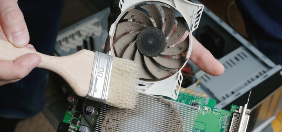 1. Удалите лишние программы



Как правило, новые компьютеры поставляются с большим количеством предустановленных программ, которые на практике никогда не используются. Часто неопытные пользователи буквально не догадываются об их существовании. Некоторые программы загружаются автоматически при включении компьютера и незаметно работают среди обычных фоновых процессов. Пользы от них никакой.

Для удаления всех ненужных программ следует открыть меню «Пуск» — Панель управления — Программы — Удаление программы. В этом списке можно удалить все лишние программы. Однако следует соблюдать осторожность и случайно не удалить обеспечивающее корректную работу системы ПО. Издателем такой программы обычно является производитель компьютера или компания Microsoft.

Если определить ненужные программы самостоятельно не получается, можно воспользоваться специальной программой для оптимизации, например, PC Decrapifier, которая находит лишний софт.


2. Очистить список автозагрузки



Многие программы автоматически запускаются при включении компьютера, из-за чего система загружается дольше. Кроме того, эти программы занимают лишнюю оперативную память и при том далеко не всегда вам нужны.

Чтобы отредактировать список программ для автозагрузки, необходимо нажать кнопку «Пуск» и в строке поиска набрать команду msconfig. Во вкладке «Автозагрузка» галочками отмечены программы, которые запускаются при включении компьютера. Осталось снять галки с ненужных программ.

Будьте осторожны и не отключайте автозагрузку служебных программ и антивирусных продуктов.

3. Отключение автозагрузки ненужных шрифтов



При включении компьютера Windows загружает набор из более 200 разнообразных шрифтов. Отключить лишние можно так: «Пуск» — Панель управления — Оформление и персонализация — Шрифты. Открываем контекстное меню правой клавишей и на ненужном шрифте и выбираем «Скрыть».

Только Comic Sans, только хардкор!


4. Удаление временных файлов



В процессе работы на жестком диске ежедневно создается множество временных файлов, которые как-то незаметно становятся постоянными. Они также сильно снижают общую скорость работы компьютера.

Регулярная очистка компьютера позволит ускорить загрузку операционной системы и программ, а также освободит место на жестком диске.

Для этого достаточно открыть Мой компьютер — раздел с операционной системой (обычно Диск С:\) — папка Windows — папка Temp, а затем удалить все файлы и очистить Корзину.


5. Очистка диска



Для оптимизации Windows разработчики Microsoft предусмотрели встроенную утилиту для очистки диска. Она ищет и удаляет «мусорные» файлы, такие как временные файлы Интернета, дистрибутивы установленных программ, различные отчеты об ошибках и другие.

Зайдите в меню Пуск — Все программы — Стандартные — Служебные — Очистка диска.


6. Дефрагментация диска



Удалив ненужные программы и файлы, займитесь дефрагментацией диска, т.е. перегруппировкой файлов на жестком диске для максимальной оптимизации ПК.

Дефрагментацию можно выполнить средствами Windows, а можно воспользоваться специальными программами — это тема для отдельной статьи.

Стандартная процедура будет выглядеть так — в Проводнике выберите раздел для дефрагментации (например, диск D:\) и нажмите на него правой клавишей мыши, в появившемся меню откройте Свойства и во вкладке Сервис нажмите «Выполнить дефрагментацию».


7. Установить SSD



Ускорить загрузку операционной системы и программ поможет твердотельный накопитель, самостоятельную установку которого в ноутбук мы рассматривали в отдельной статье. Если не хватает средств на 500 Гб SSD, имеет смысл приобрести диск хотя бы для установки операционной системы — на новом SSD она будет просто летать.


8. Установить HDD


На YouTube множество видеогайдов по установке HDD. Вот один из них

Если бюджет не позволяет потратиться на дорогостоящие SSD-накопители, не стоит отказываться от более традиционных комплектующих. Установка дополнительного HDD позволит значительно повысить производительность ПК.

Так, если жесткий диск занят более чем на 85%, компьютер будет работать в разы медленнее. Кроме того, самостоятельно установить дополнительный жесткий диск на стационарный ПК еще проще, чем SSD.


9. Установка дополнительной оперативной памяти



Оперативная память используется для обработки запущенных программ. Чем больше информации требуется обработать — тем больший объем оперативной памяти потребуется.

Если памяти не хватает, система начинает использовать ресурсы жесткого диска, что приводит к критическому замедлению работы компьютера и подвисанию Windows.

Добавить или заменить планки оперативной памяти не составит никакого труда. Для обычного компьютера с набором стандартных офисных программ хватит 4 Гб оперативной памяти, а для игрового ПК можно подумать о 16 Гб и выше.


10. Уборка



Пыль — враг компьютера №2 (всем известно, что враг №1 — это вирусы). Она препятствует нормальной вентиляции, в результате чего элементы ПК могут перегреваться, замедляя работу системы. Экстремальный перегрев комплектующих может привести к их полному выходу из строя.

Выключите компьютер минимум за полчаса до начала уборки. Не проводите уборку в синтетической одежде — в результате трения может возникнуть статический заряд, который способен повредить комплектующие. Чтобы снять статику, дотроньтесь до неокрашенной части батареи центрального отопления.

Включите пылесос на небольшую мощность и аккуратно уберите пыль со всех частей ПК. Особенное внимание стоит уделить блоку питания, кулеру процессора и видеокарты, где скапливается бОльшая часть пыли.