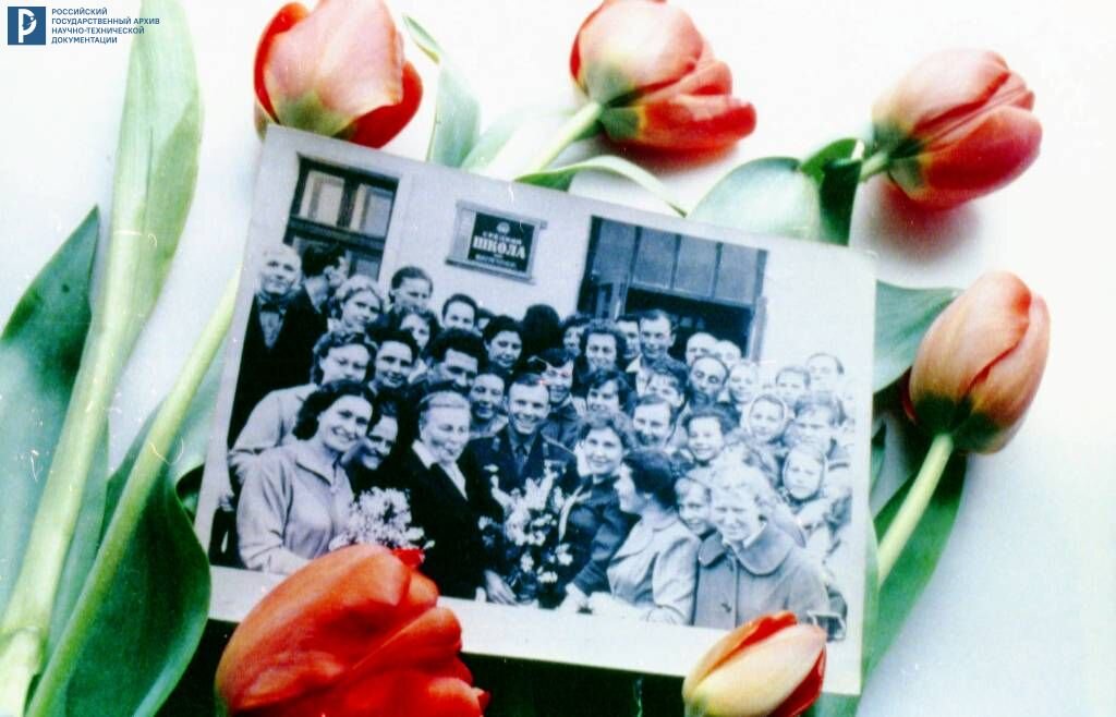 Космонавт Ю.А. Гагарин среди учителей школы № 1 г. Гжатска Смоленской области, где он учился. Б/д. РГАНТД. Арх. № 0-7135 цв.