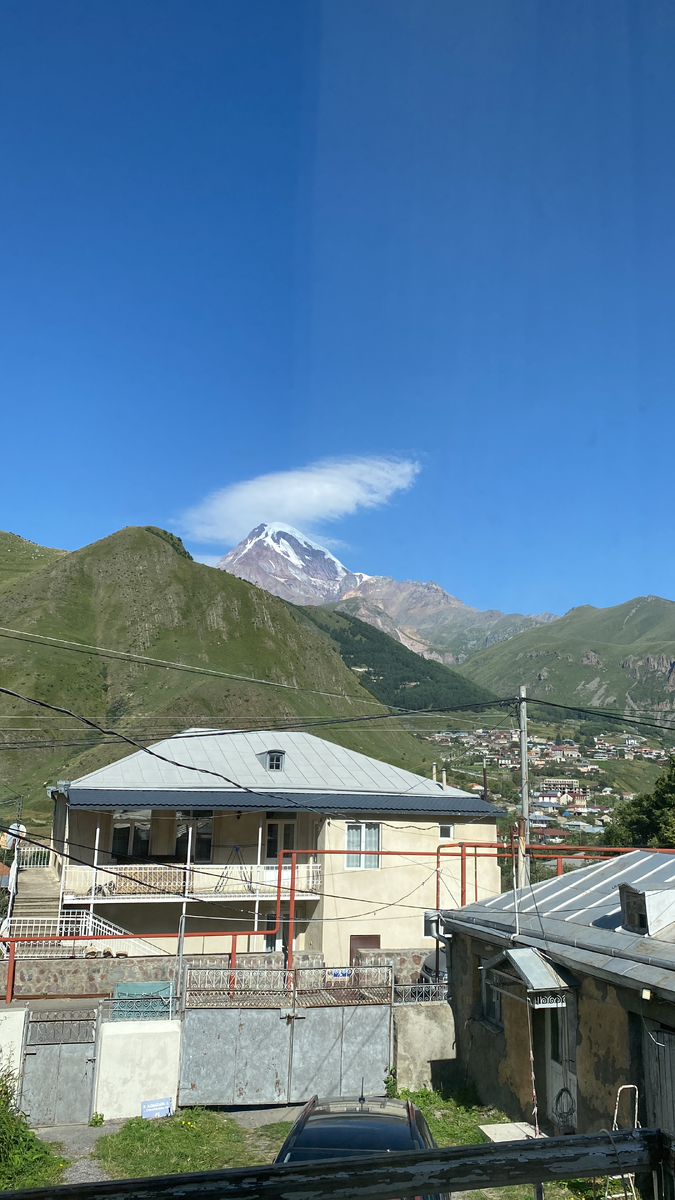 Заснеженная верхушка горы 