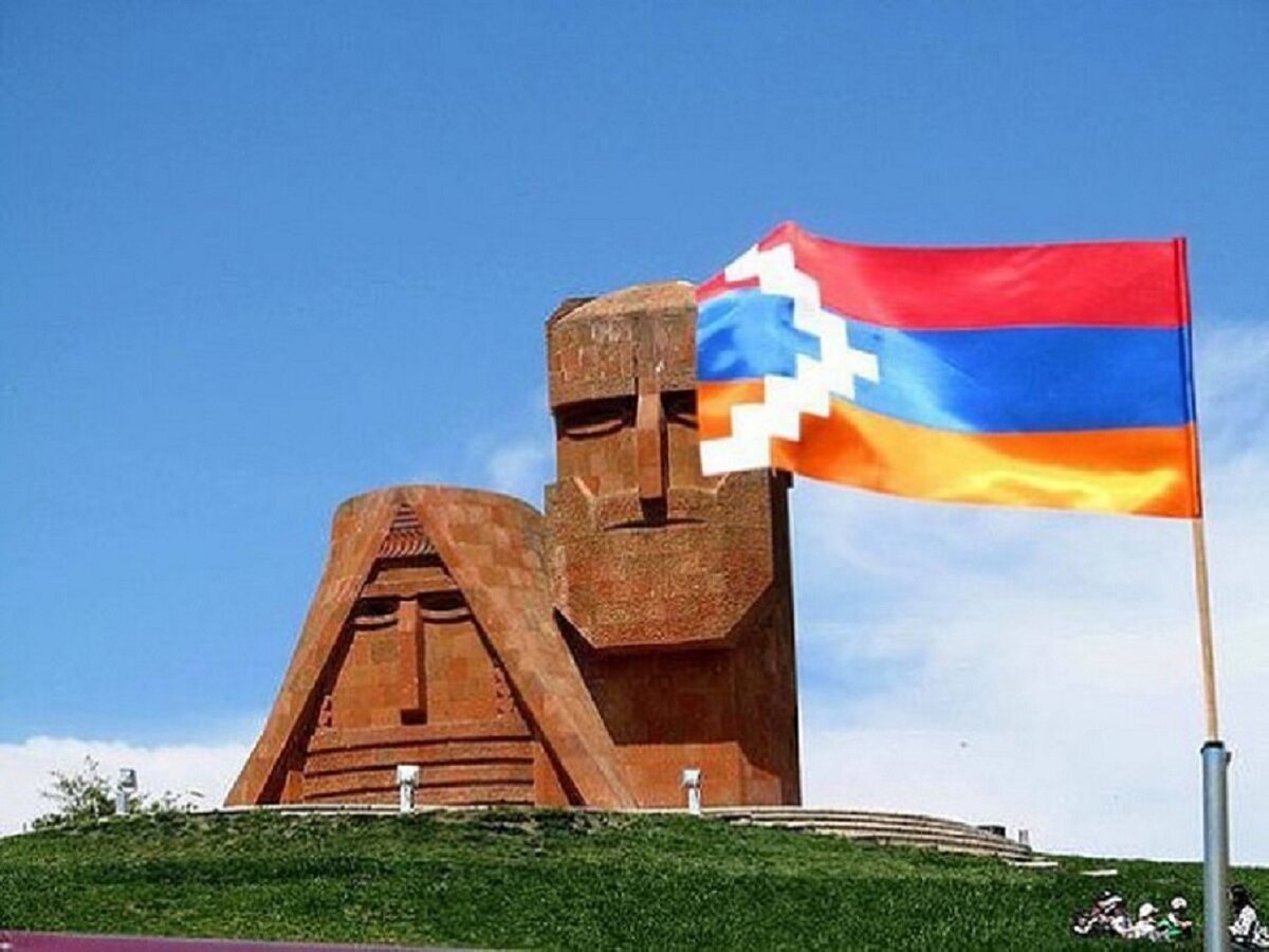 Символ Нагорного Карабаха (Арцаха) и его столицы Степанакерта - памятник ТАТИК(БАБУШКА) и ПАПИК(ДЕДУШКА)