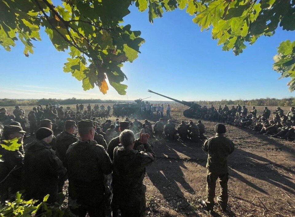     Во главе делегации были директор театра Михаил Онищук и главный режиссер Александр Шарапко. Фото: пресс-служба Северного флота