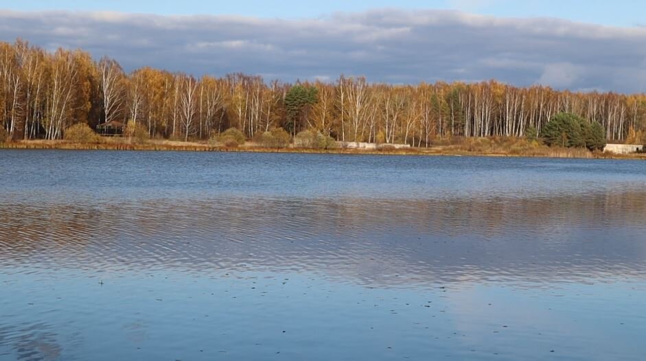 Рыбалка осенью на водохранилище.