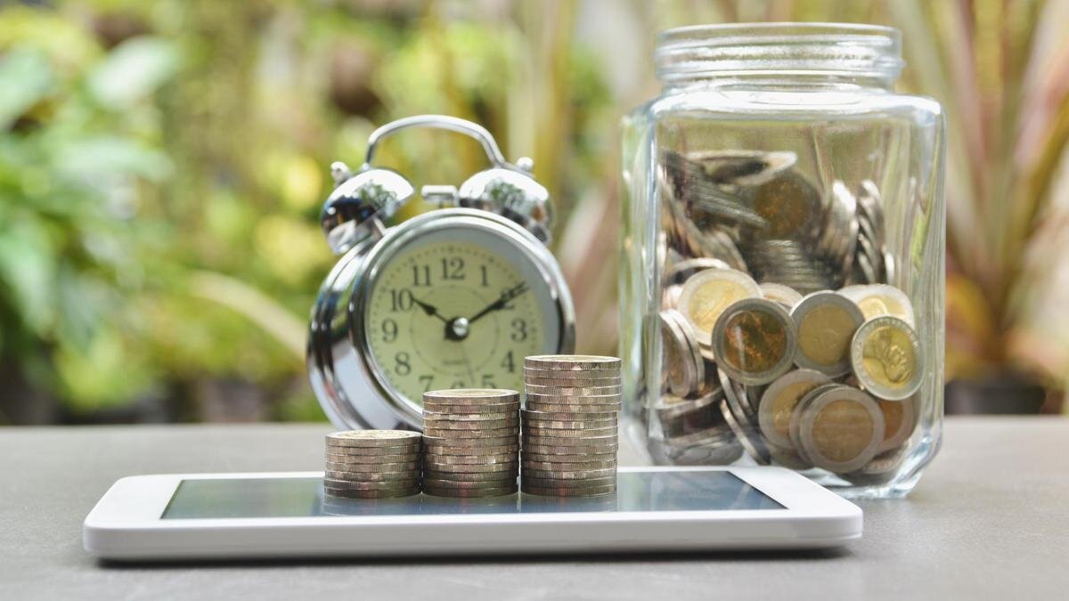    Банка с деньгами стоит рядом с часами:kirisa99/Getty Images
