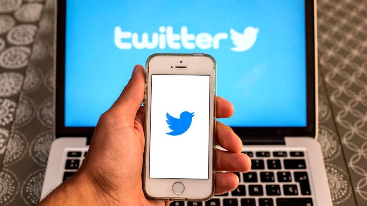    Логотип соцсети Twitter открыт на экранах смартфона и ноутбука:Thiago Prudêncio/SOPA Images/LightRocket/Getty Images