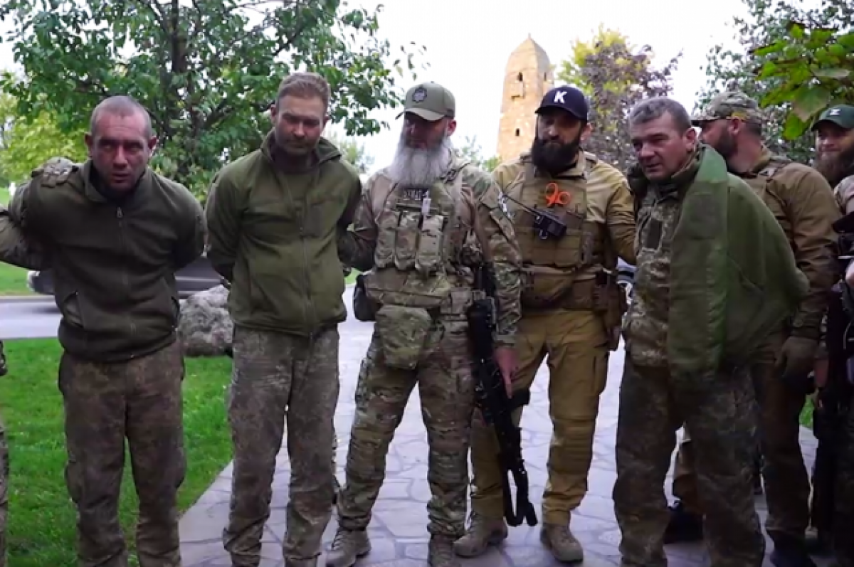    В столицу Чечни доставили трёх бойцов ВСУ.