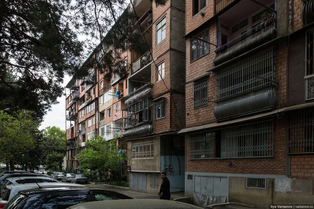 Несколько лет назад я побывал в Грузии. Начать я бы хотел с жилых районов Тбилиси. В далёком 2017 однокомнатная квартира в столице Грузии стоила $30 000.-8