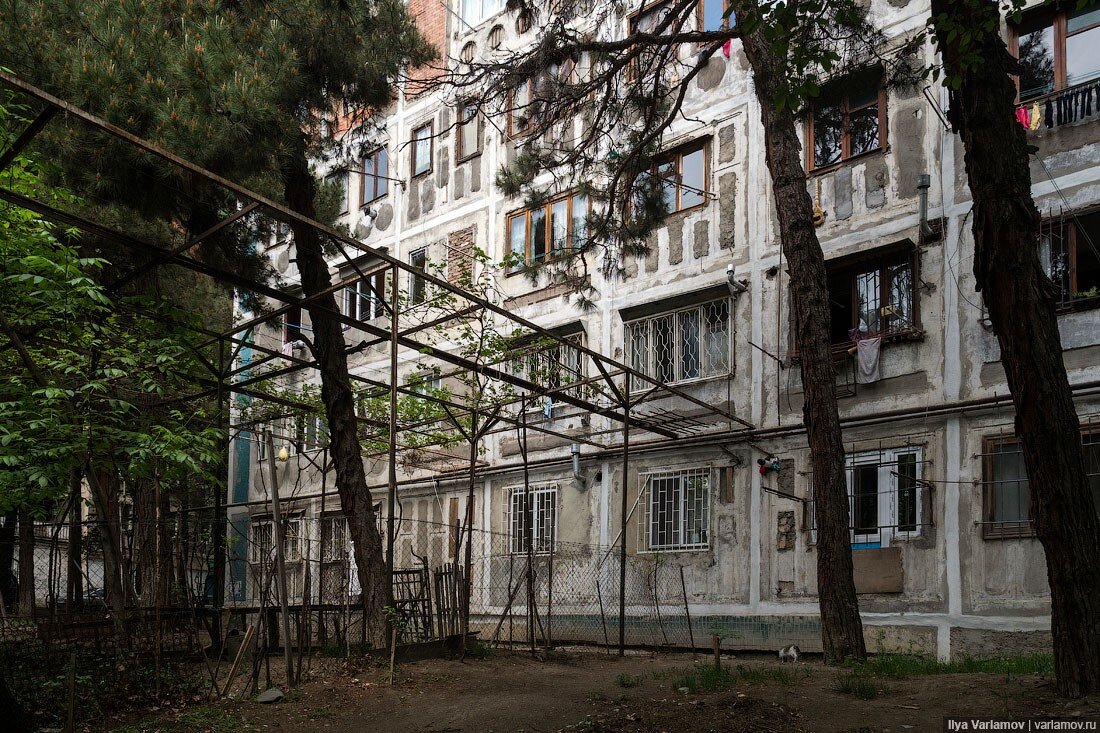 Несколько лет назад я побывал в Грузии. Начать я бы хотел с жилых районов Тбилиси. В далёком 2017 однокомнатная квартира в столице Грузии стоила $30 000.-36