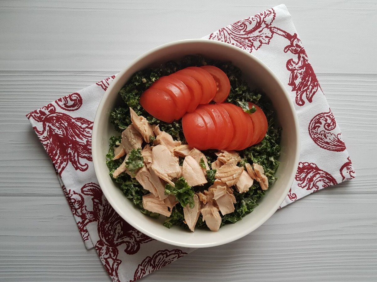 Мой ужин на этой неделе: кейл, заправка из тахини, помидор и кета из духовки.