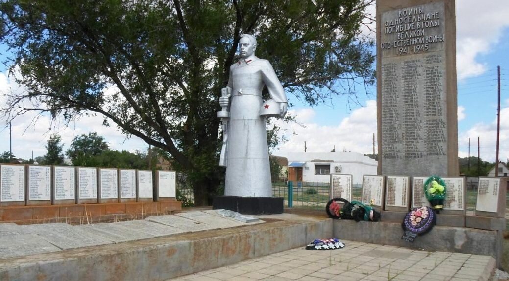 Жутово волгоград 2. Село Жутово. Абганерово 1942. Памятник в Придонском. Жутово 2 магазин.