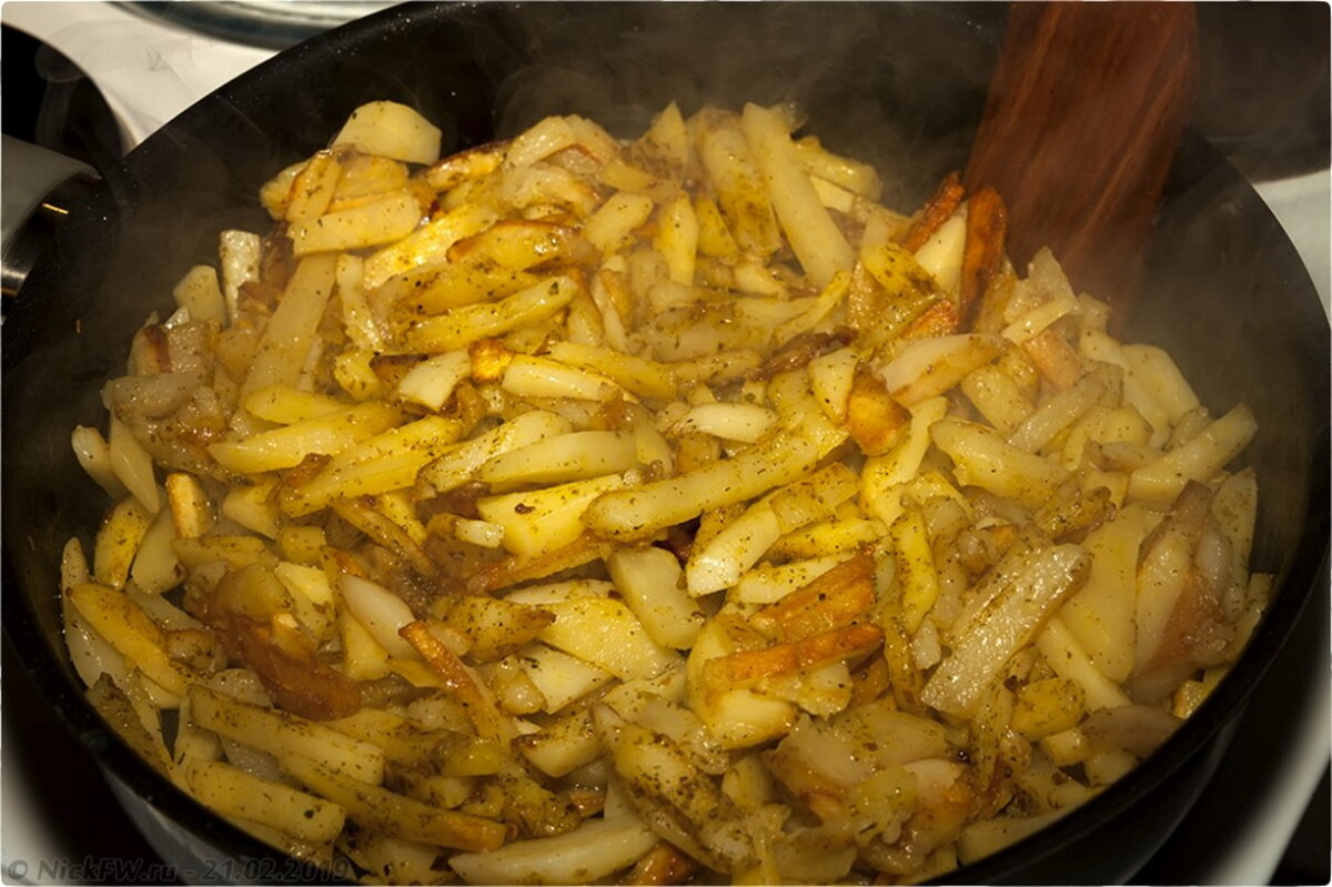 Картинка жареная картошка на сковороде