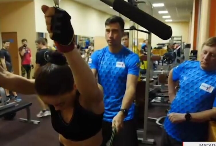 Под пристальным взором тренера проходят даже силовые трениррвки