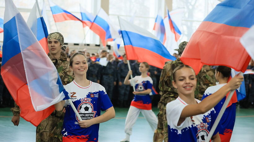    Товарищеский матч между звездами футбола и военнослужащими дивизии им. Дзержинского, которые вернулись из зоны СВО ©Константин Семенец Фото