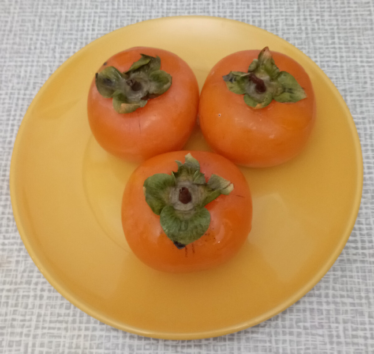 Цвет настроения - оранжевый. Хурма сыграет в нашей истории не заглавную и даже не главную, но весьма значительную  роль. Фото моё.