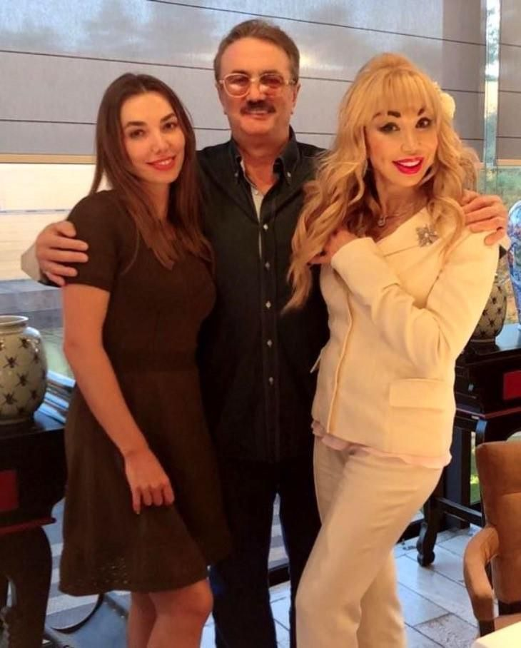 Слева направо: дочь Маши Распутиной, Мария Захарова, до пластики; супруг, бизнесмен Виктор Захаров и сама Маша Распутина, фото из открытого источника: Яндекс. Картинки.