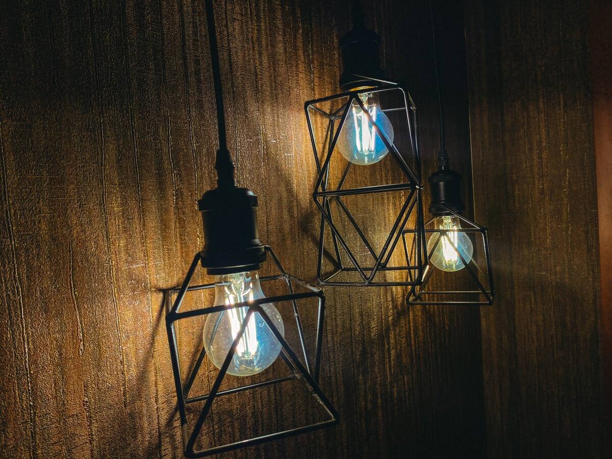 Светодиодные лампы придают особенный вид, также можно установить лампу Эдисона.