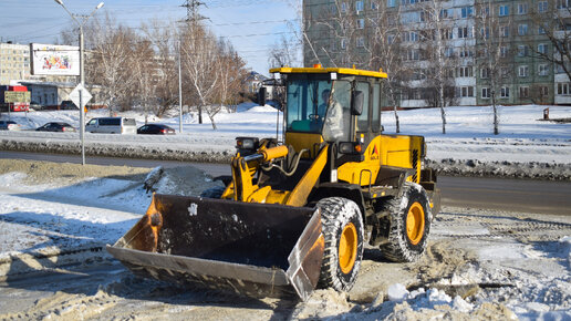 Фронтальный погрузчик SDLG LG933L на уборке снега. / SDLG LG933L front loader for snow removal.