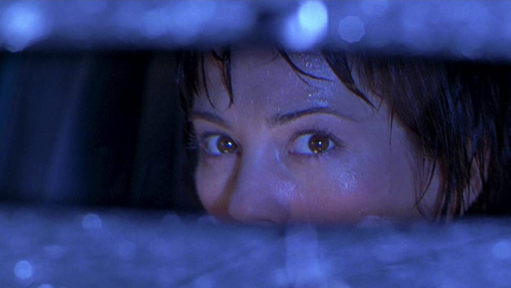 Кадр из фильма Urban Legend. Режиссер: Джэми Блэнкс. Оператор: Джеймс Крессэнтис. Производство: Alliance of Canadian Cinema, Television and Radio Artists (ACTRA), Canal+ Droits Audiovisuels, Original Film, Phoenix Pictures. Показ в России: Каскад фильм