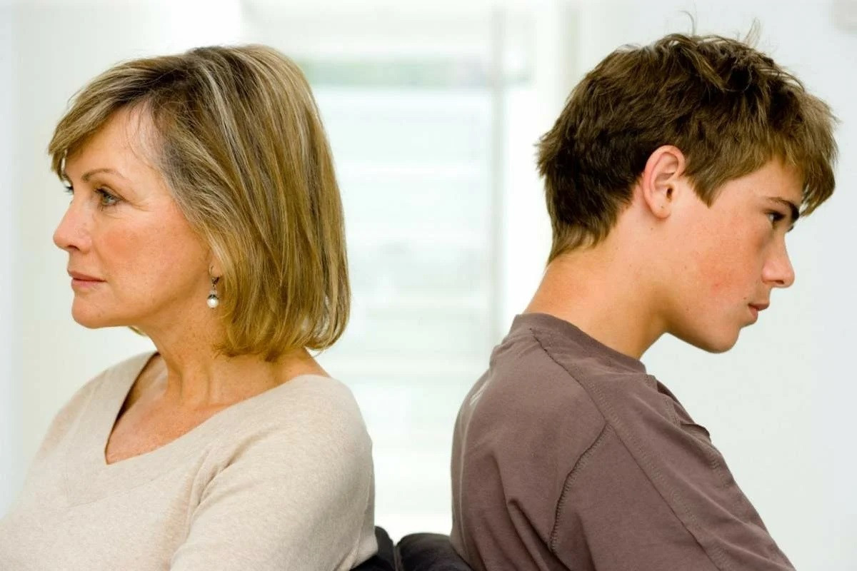 подростки и родители. ссора с родителями. родители заставляют ребенка быть кем в профессии. конфликт между ребенком и матерью. конфликт между ребенком и матерью.