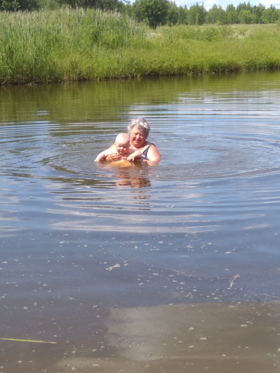 В пруду с бабушкой)