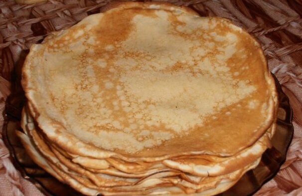 Несмотря на разнообразие рецептов блинов, все же существуют традиционные варианты. Именно их готовят чаще всего, так как они проверены временем и ингредиенты выверены в них опытом. Поэтому предлагаем вашему вниманию рецепт блинов на молоке, классический вариант на 1 литр молока.