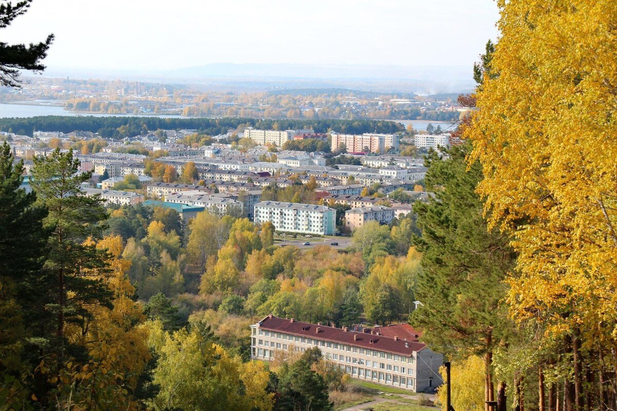 Время буд-то застыло, красота, благодать! 
Сосны лапы раздвинув, жизнь готовы принять.
Город встретил потоком, ползущих машин,
Суетой людных улиц и огнями витрин.
Всюду ели и сосны, среди них как влитые,
Многолюдных кварталов островки не большие,
Город-сказка! Иначе не могу я сказать.
Как его красоту, в трех словах описать?
Между сопок и гор, в самом сердце, сибирской тайги,
Ручейками горят, фонарей огоньки!
Я тебя полюбила, всей своею душой,
Здесь живу я как дома, ты теперь мой родной!
Здесь встречаю я много хороших людей,
От участья, заботы сердцу стало теплей
В этот город-волшебный, мне достался билет!
Бог ведь любит меня, тут сомнения нет!
