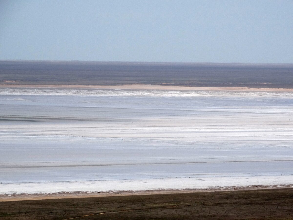 Белая, блестящая от соли, поверхность озера. А вокруг, насколько хватает глаз, бескрайняя степь