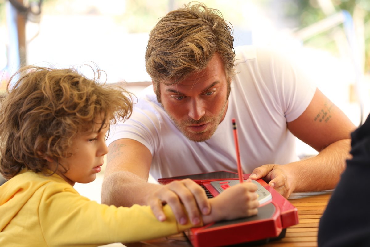 детям о папе. отец и сын. больная мама. не родной сын. сын без отца.