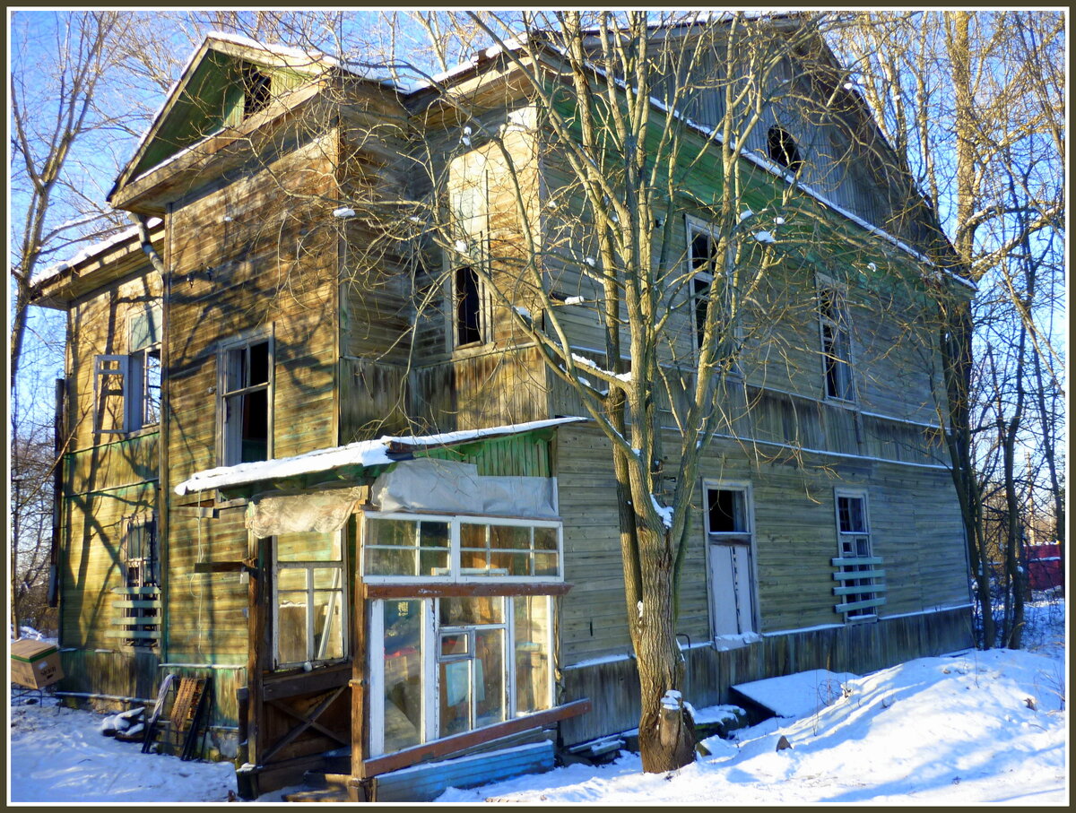 В этом доме на крылечке стоит собачья будка. дальше заходить нельзя - велик риск обрушения (листайте карусельку)