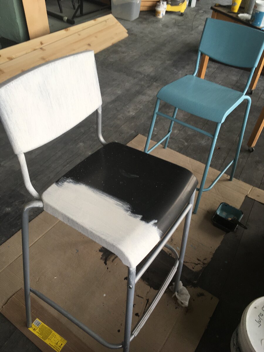 Покраска старых стульев в белый цвет