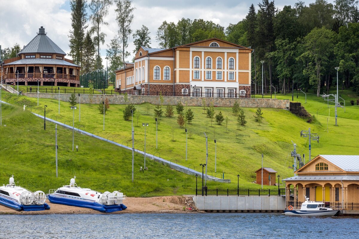 Село резиденция. Усадьба Миловка в Плесе. Усадьба Миловка дача Медведева. Усадьба Миловка Плес Медведева. Дача Медведева в Плесе.