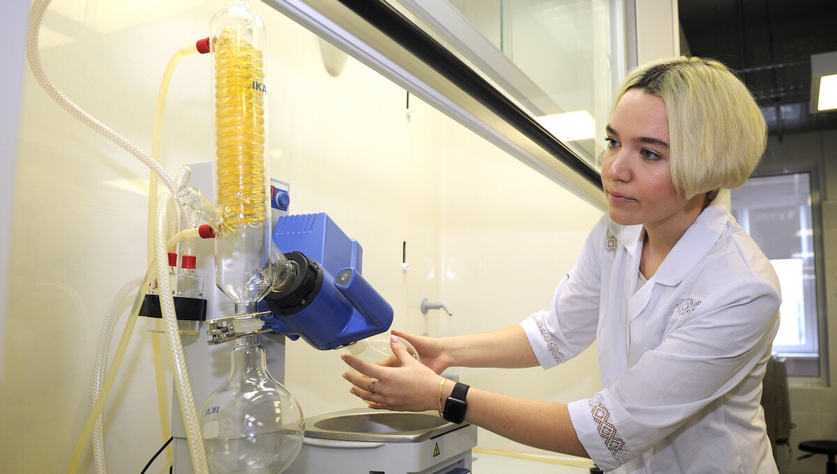 Как пояснила Дарья Тамбасова, на подложку из оксида алюминия накладывают ферменты, которые разлагают полисахариды. Фото: Владимир Петров, медиацентр УрФУ