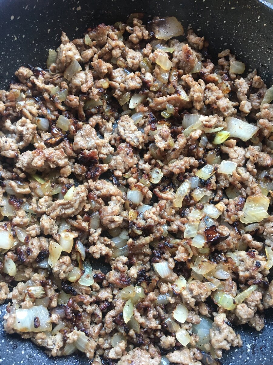 Мясной фарш  обжарить с репчатым луком. 