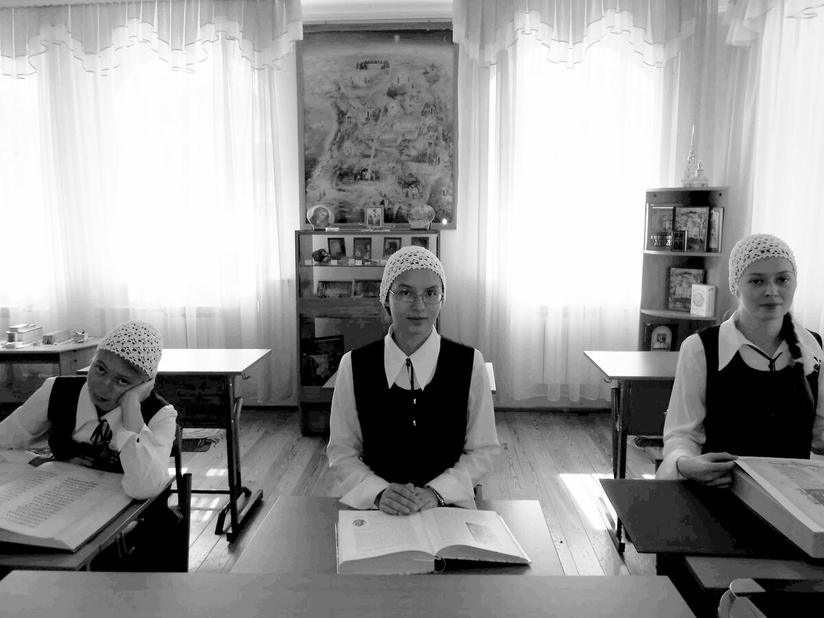 Фото из личного архива. На фото слева - я "нарушитель дисциплины".