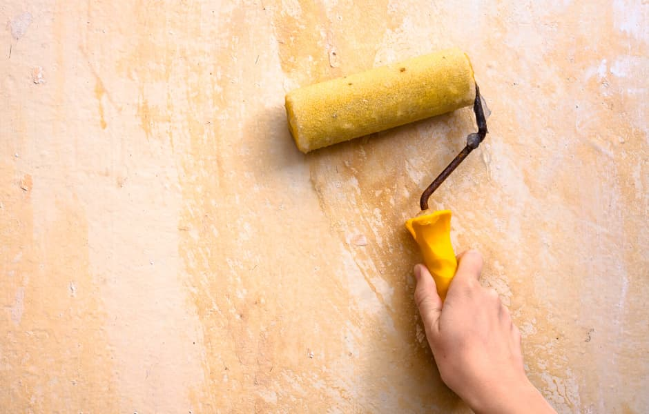 Подбирайте клей под конкретный материал обоев. Следите, чтобы при нанесении клея на валик не попадали частички мусора.