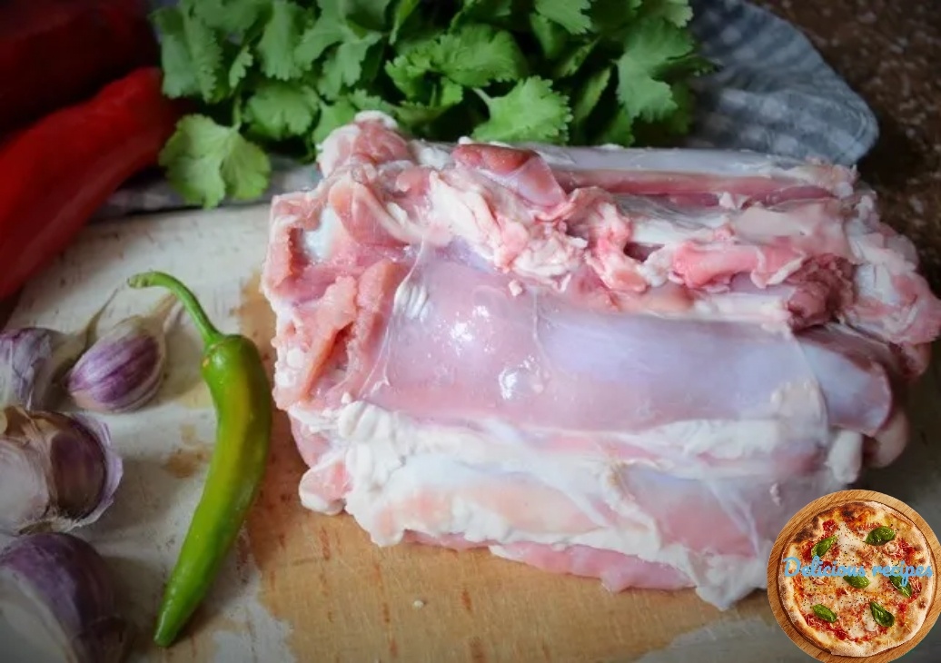 Мясо баранины вымыть, обсушить, нарезать крупно.