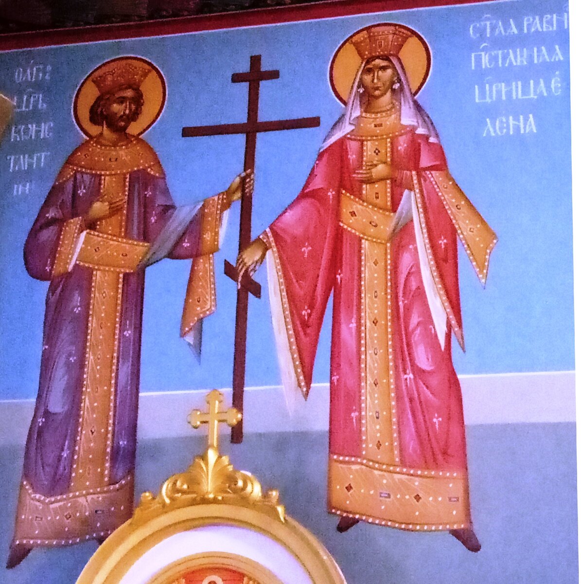 Роспись святых равноапостольных Константина и Елены  на правой стене средней части храма. Храм Успения Пресвятой Богородицы "за верхом" г. Калуга. 