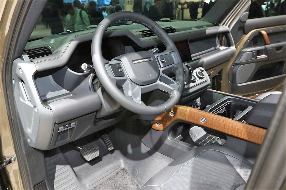 Передний ряд может быть трехместным, а приборный щиток — электронным дисплеем 