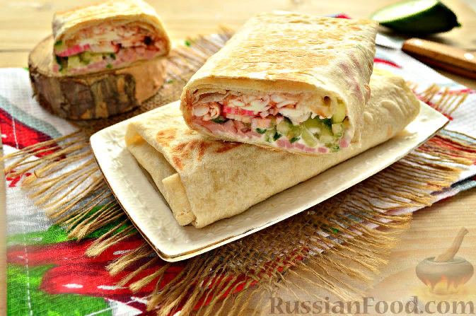 Шаурма уже давно завоевала сердца и желудки наших соотечественников. Действительно, для перекуса это блюдо – оптимальный вариант. Правда, лучше приготовить шаурму в домашних условиях. Вот, например, несложный рецепт шаурмы с колбасой, в котором также используются крабовые палочки.