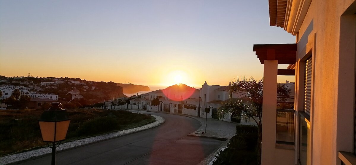 Фото сделано мной. Рассвет над маяком. Вид с балкона. 