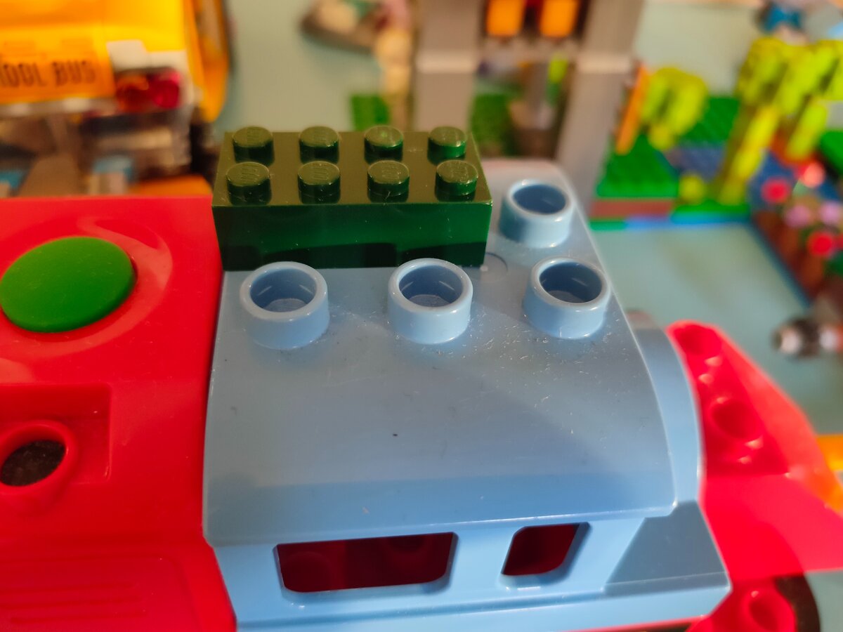 На фото видно, как стандартный кирпичик Лего легко состыковывается с набором Дупло (Паровозик). Фото Артюхов Д.