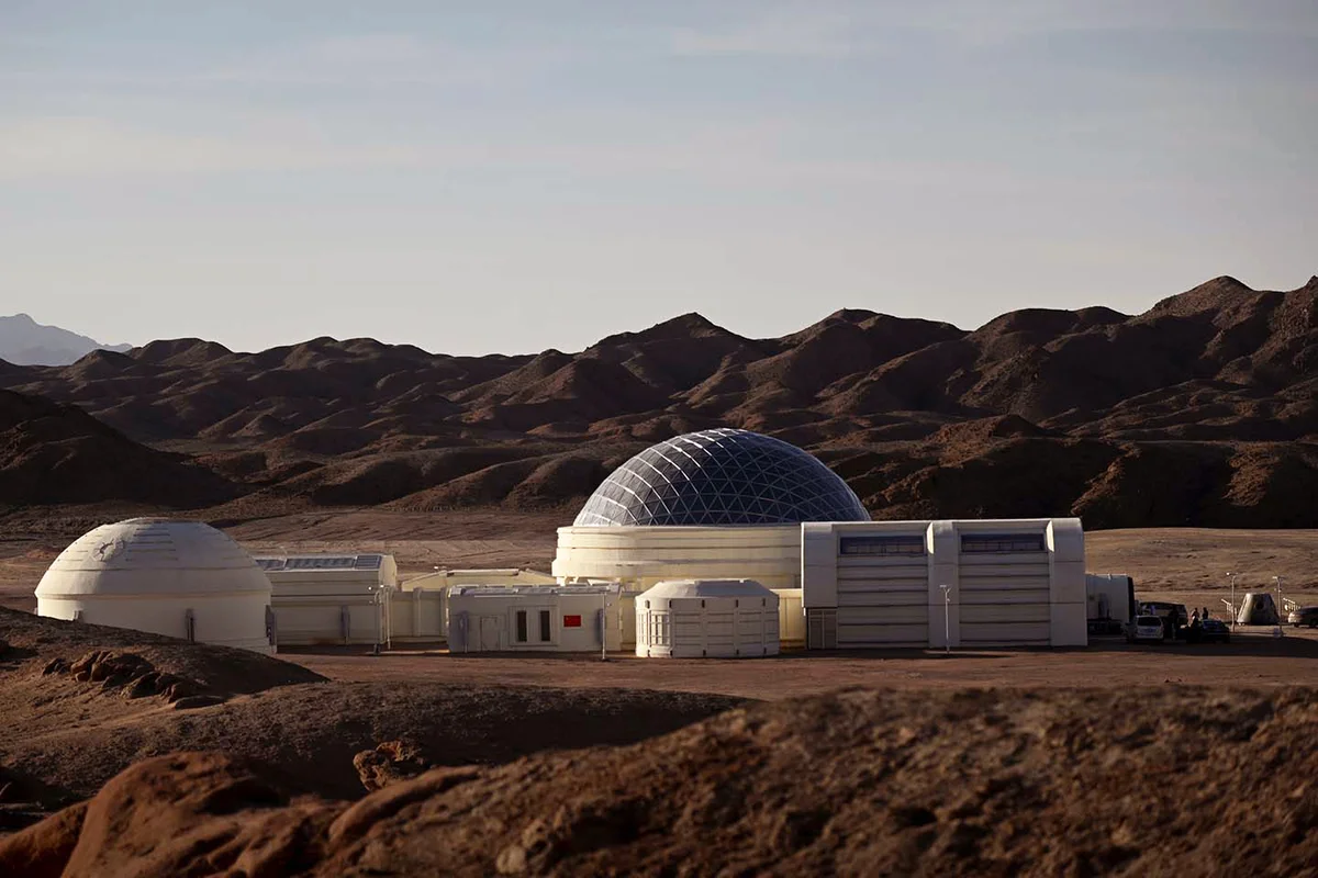 Марсианские контейнеры мир. Гоби пустыня Марс база. Марсианская база в пустыне Гоби. Марс в пустыне Гоби. База на Марсе.
