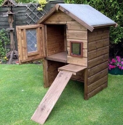 Высокий деревянный домик для кошек, фото с сайта woodenart.org.uk  Источник: https://7dach.ru/MarinaGerasimenko/uyutnye-domiki-dlya-koshek-6679.html