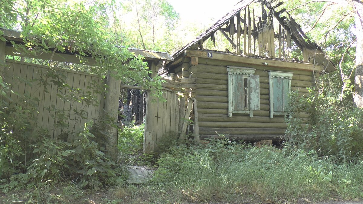 Село Лопатни, улица Южная дом 9, Клинцовский район, Брянская область. Именно около этого сгоревшего дома я начал вести свой репортаж и проводить замеры.